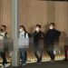 Criminosos japoneses conduzidos pela polícia ao chegar no Aeroporto de Haneda, em Tóquio. Reprodução / Agência de Notícias Jiji Press.