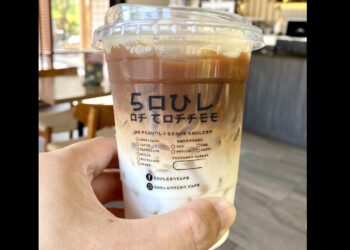 Um japonês ficou intrigado com o café, sem conseguir entender as letras. @Fandee (Twitter).