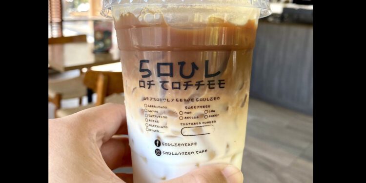 Um japonês ficou intrigado com o café, sem conseguir entender as letras. @Fandee (Twitter).