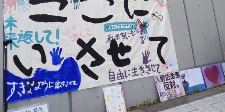 "Nos deixe ficar aqui", o protesto das crianças turcas contra a reforma de lei no Japão. Reprodução / Nikkan SPA!