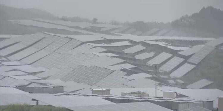 A usina de energia solar em Kumamoto. Reprodução / FNN.
