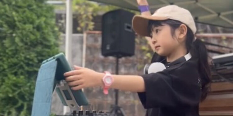 DJ RINOKA estreou em um evento em maio. Reprodução / Nikkan SPA!