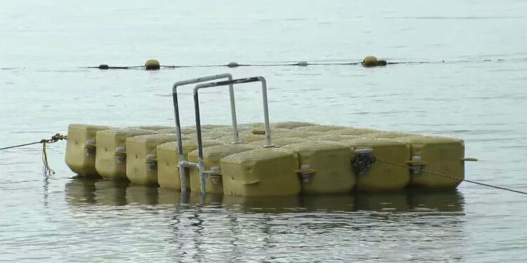 O corpo foi encontrado perto das boias, em uma área com profundidde de 1.5 m. Reprodução / FNN.