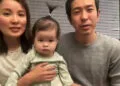 Aoi Sato, de 1 ano, finalmente saiu do hospital com os pais depois do transplante. Reprodução / FNN.