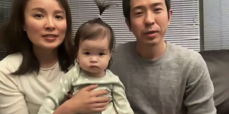 Aoi Sato, de 1 ano, finalmente saiu do hospital com os pais depois do transplante. Reprodução / FNN.
