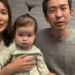 Aoi Sato, de 1 ano, finalmente saiu do hospital com os pais depois do transplante. Reprodução / FNN.
