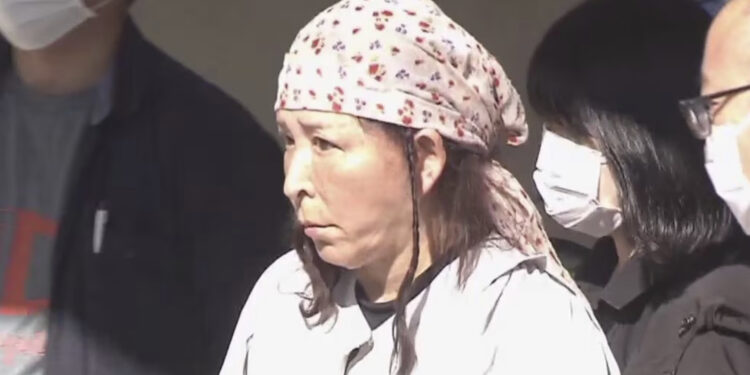 Chizuru Yoshino, de 72 anos, foi presa por falsidade ideológica. Reprodução / FNN.
