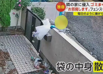 O homem despejando lixo no quintal do vizinho em Osaka. Reprodução / FNN