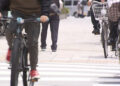 Ciclistas no Japão. Reprodução / FNN.