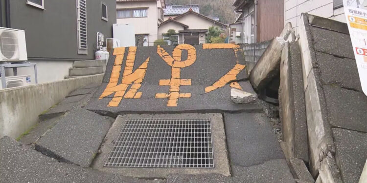 A destruição em uma rua de Uchinada, na província de Ishikawa. Reprodução / FNN.