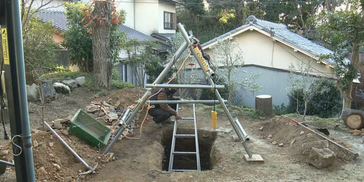 O buraco descoberto em um quintal de Hamamatsu. Reprodução / FNN.
