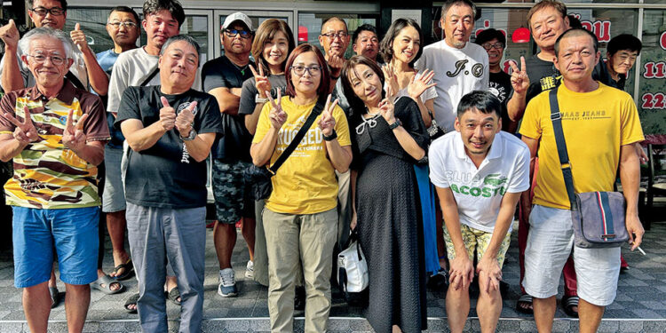 Amigos da comunidade japonesa em Si Racha. Reprodução / Nikkan SPA.