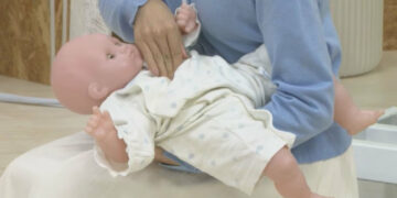 Técnicas podem salvar a vida de bebês e adultos engasgados. Reprodução / FNN.