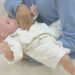 Técnicas podem salvar a vida de bebês e adultos engasgados. Reprodução / FNN.