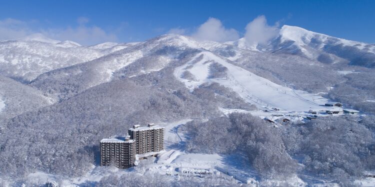 Os hotéis entre os montes da região. Reprodução / One Niseko Resorts Towers.