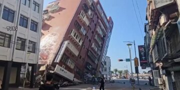 O prédio que ficou inclinado após o terremoto em Taiwan. Reprodução / Tenki.jp