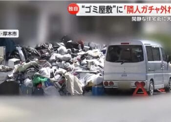Montanha de lixo chega a superar a altura do carro. Reprodução / FNN.