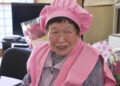 A idosa comemorou os 100 anos vestida de rosa e com a família. Reprodução / FNN.