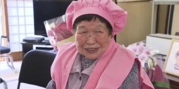 A idosa comemorou os 100 anos vestida de rosa e com a família. Reprodução / FNN.