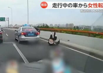 Imagem mostra o momento que a passageira pulou do carro em movimento. Reprodução / FNN.