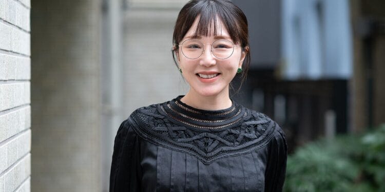 A cartunista Mankitsu tem 49 anos e esbanja jovialidade. Reprodução / FNN.