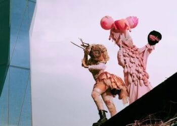 Os monstros rosas que estãoa aparecendo em Tóquio. Reprodução / Maidona News.