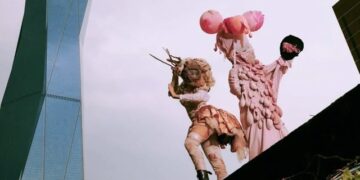 Os monstros rosas que estãoa aparecendo em Tóquio. Reprodução / Maidona News.