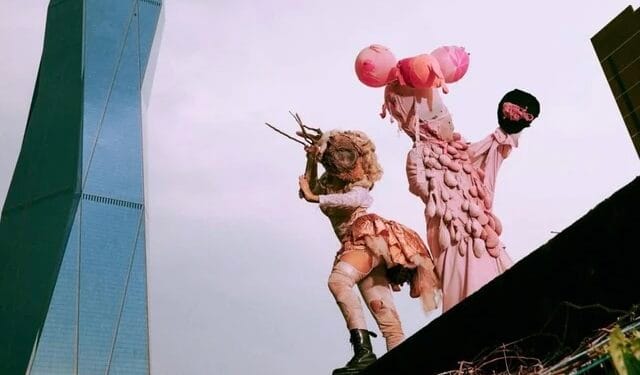 Os monstros rosas que estãoa aparecendo em Tóquio. Reprodução / Maidona News.