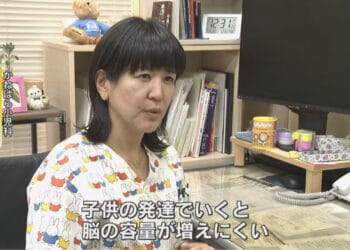 A pediatra Momoko Oka falou sobre os danos do smartphone no desenvolvimento infantil. Reprodução / FNN