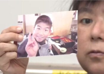 Chieko mostrou a foto do filho, Sho, em uma entrevista. Reprodução / FNN.