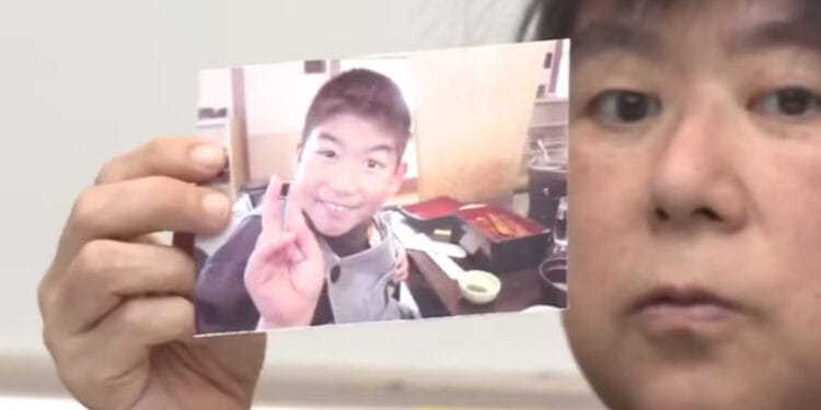 ijime-justiça - ThingsOut Chieko mostrou a foto do filho, Sho, em uma entrevista. Reprodução / FNN.