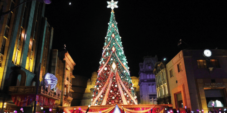Árvore de Natal Gigante da USJ Brilha pela Última Vez - ThingsOut #image_title