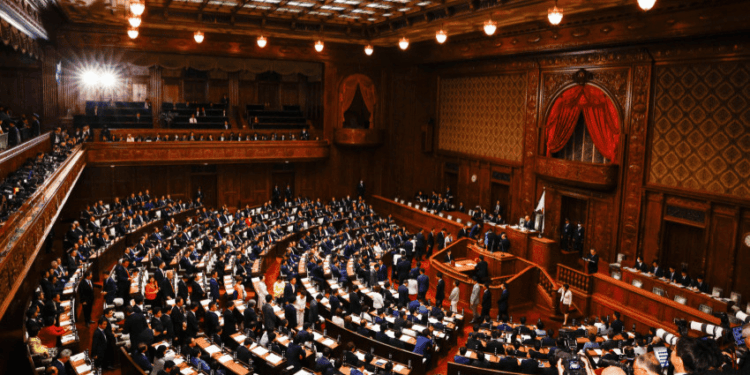 Japão Garante Educação Gratuita no Ensino Médio e Avança com Reformas na Seguridade Social - ThingsOut #image_title