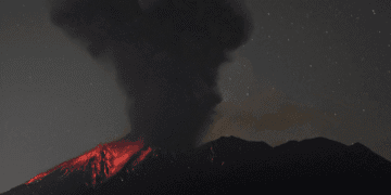 Sakurajima entra em erupção e lança coluna de cinzas de 44 km - ThingsOut #image_title