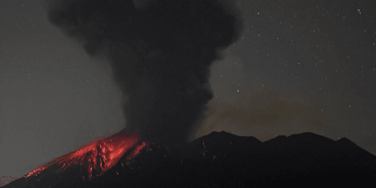 Sakurajima entra em erupção e lança coluna de cinzas de 44 km - ThingsOut #image_title