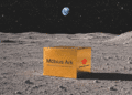 JAL anuncia primeiro serviço de entrega à Lua com cápsula para preservar cultura humana - ThingsOut Orange box labeled Möbius Ark on a lunar landscape with Earth and stars above.