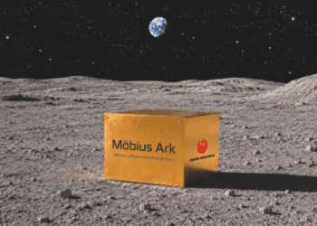 JAL anuncia primeiro serviço de entrega à Lua com cápsula para preservar cultura humana - ThingsOut Orange box labeled Möbius Ark on a lunar landscape with Earth and stars above.