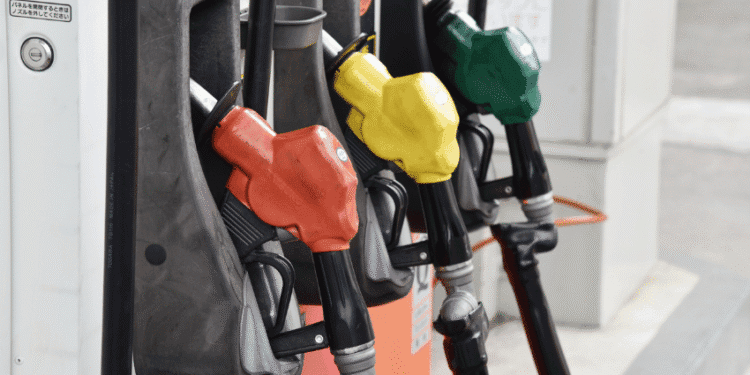 Preço médio da gasolina no Japão segue abaixo de ¥170 com apoio de subsídios - ThingsOut Close-up of several fuel nozzle handles in red, yellow, and green at a gas pump station.