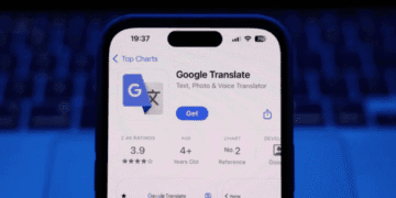 Google libera tradução em tempo real no smartphone com IA e acesso gratuito - ThingsOut iPhone screen displaying Google Translate app listing in the App Store with a Get button and rating stars