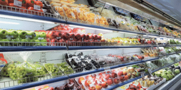 Mais de 1000 alimentos terão aumento de preço no Japão em junho - ThingsOut Rows of pre-cut fruit and fresh produce in a supermarket refrigerated display case, organized by type and color