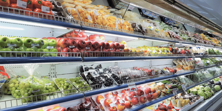 Mais de 1000 alimentos terão aumento de preço no Japão em junho - ThingsOut Rows of pre-cut fruit and fresh produce in a supermarket refrigerated display case, organized by type and color