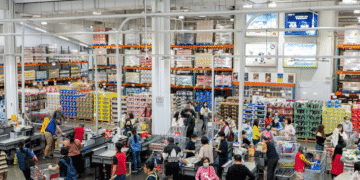 Os produtos do Costco que viraram febre entre os estrangeiros no Japão - ThingsOut Busy supermarket checkout area with many customers and cashiers at registers.
