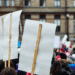 Protesto em Tóquio reúne japoneses e estrangeiros contra xenofobia e leis mais duras - ThingsOut Crowd of protesters holding blank white placards on wooden sticks at a demonstration in the city.