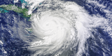 Tufão nº 6 eleva risco de chuva extrema e pode interromper transportes no Japão - ThingsOut Satellite view of a large hurricane with a clear eye spiraling over the Caribbean Sea near Cuba, seen from space.