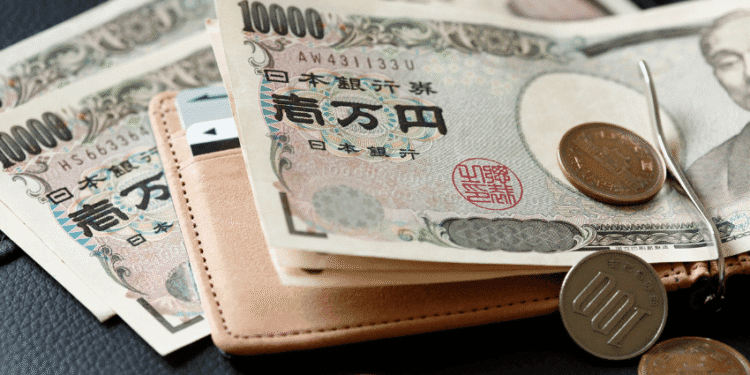 Governador de Aichi pede aumento maior do salário mínimo e pressiona debate sobre custo de vida - ThingsOut Japanese yen banknotes and coins resting on a brown wallet, money and currency concept (10,000 yen notes)