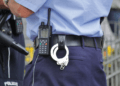 Idoso em Fukui perde ¥60 milhões em golpe com falso policial e alerta cresce no Japão - ThingsOut Police officer's waist area with a radio and handcuffs clipped to the belt