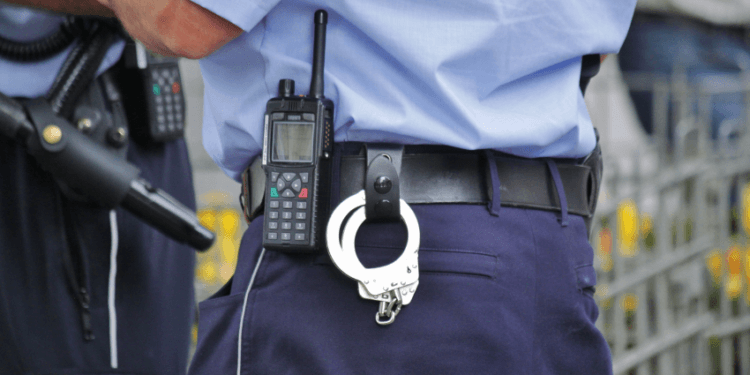 Idoso em Fukui perde ¥60 milhões em golpe com falso policial e alerta cresce no Japão - ThingsOut Police officer's waist area with a radio and handcuffs clipped to the belt