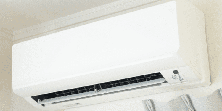 Japão prevê queda nas contas de luz e gás em agosto com reforço de subsídios - ThingsOut White wall-mounted air conditioner unit with its front panel closed and vent opening visible on the lower front edge.