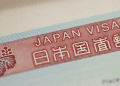 Taxa da residência permanente pode saltar de ¥10 mil a ¥100 mil no Japão estrangeiros ainda podem influenciar a decisão - ThingsOut Close-up of a Japan visa booklet page with the words 'JAPAN VISA' and Japanese characters