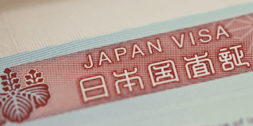 Taxa da residência permanente pode saltar de ¥10 mil a ¥100 mil no Japão estrangeiros ainda podem influenciar a decisão - ThingsOut Close-up of a Japan visa booklet page with the words 'JAPAN VISA' and Japanese characters